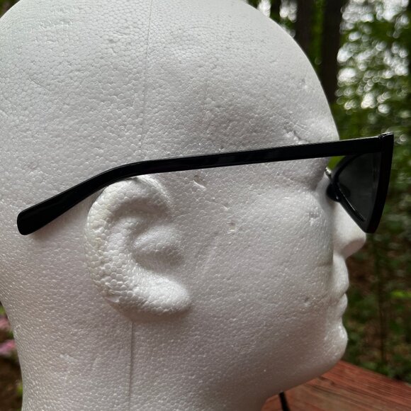 Sunglasses with Triangle Shaped Lenses 80s and 90s style Vibes - Picture 3 of 8